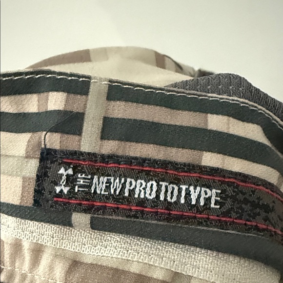 Under Armour Beige and Black Plaid Cargo Shorts - Picture 4 of 6